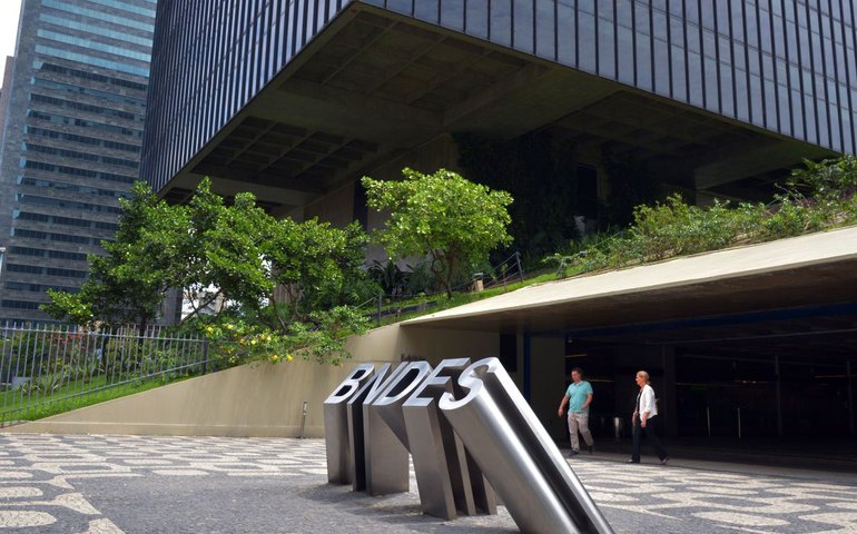 Governo anuncia aporte de R$ 6 bilhões ao BNDES para financiar compra de caminhões