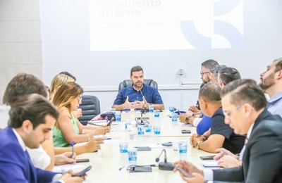 Comissão apresenta aos vereadores documento base para atualização do regimento interno da Câmara