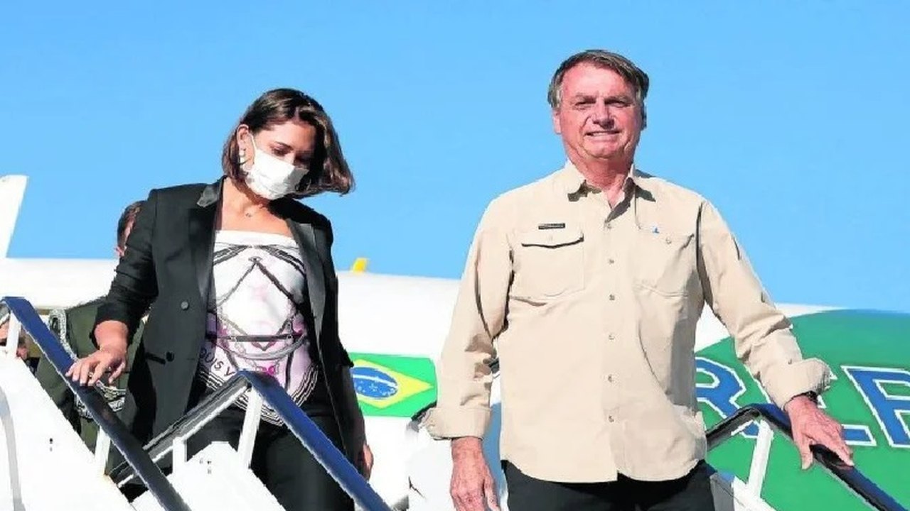 Casal Bolsonaro aluga casa em condomínio em Brasília, diz revista