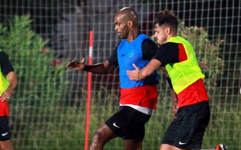 Zagueiro brasileiro Naldo fala após perda do filho de 4 anos: 'A dor é grande'