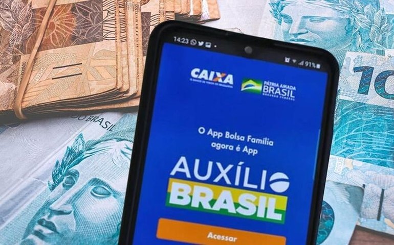 No papel, Auxílio Brasil volta a R$ 400 em 2023 apesar de promessa