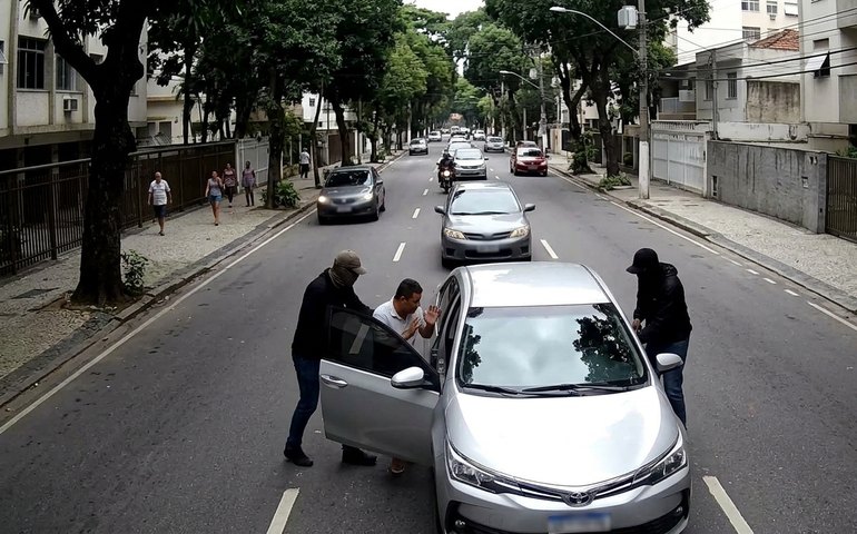 'Sai do carro': assaltantes rendem motorista e roubam veículo no Maracanã; ação é flagrada por câmeras