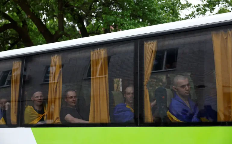 Rússia e Ucrânia atrasam troca de prisioneiros