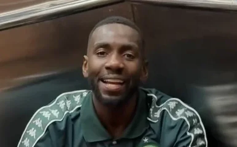 Bolasie sai em defesa de Lautaro Diaz após erro viralizar em Bahia x Santos