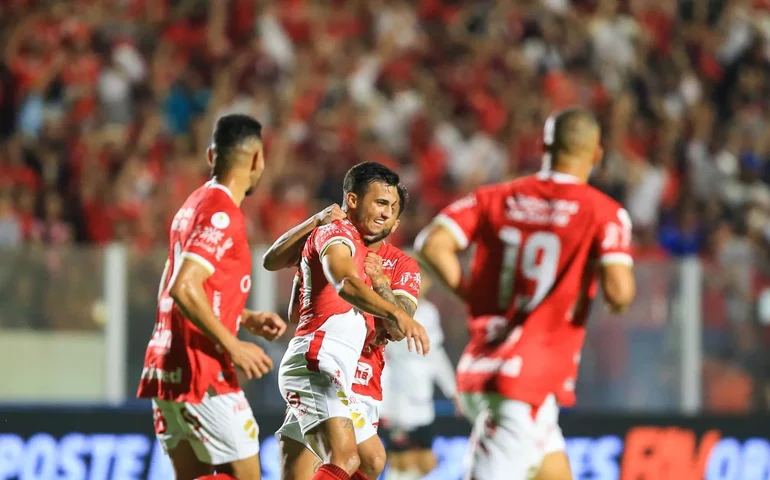 Vila Nova vence Ituano, segue invicto e assume a liderança da Série B