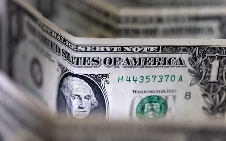 Dólar fica volátil em meio à cautela fiscal e apetite a risco externo