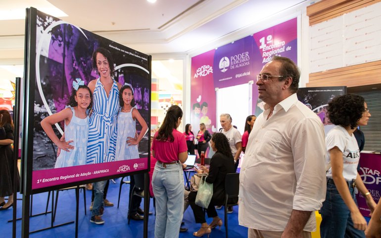 Emocionado, Luciano celebra a família durante 1° Encontro Regional de Adoção