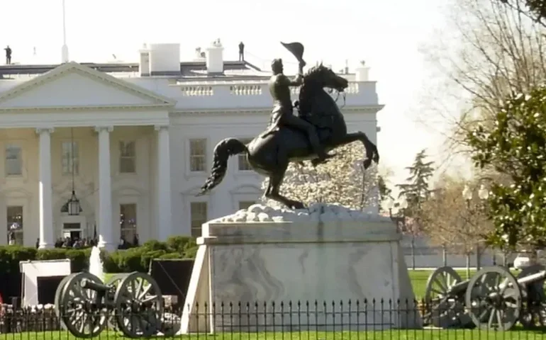 Casa Branca formaliza redução de tarifa extra à China ligada ao combate ao fentanil