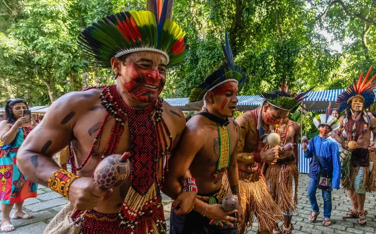 Feira aberta ao público reúne indígenas de mais de 30 etnias no Rio