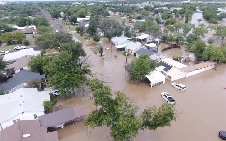 Enchente no Rio Guadalupe causa mais de 50 mortes e destruição em cidades no Texas