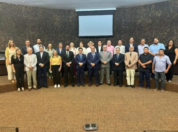 Prefeitos participam de assinatura do termo de cooperação para regularização imóveis em 14 municípios