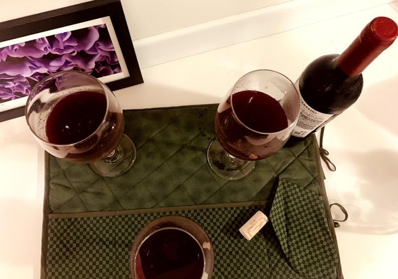 Do vinho ao álcool: França destina R$ 1 bilhão para transformar excedente da bebida em perfume e álcool em gel