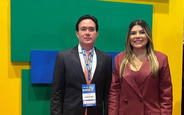 Prefeito Jorge Galvão ao lado de Jeane Moura em Brasília (DF) da 26ª Marcha dos Prefeitos