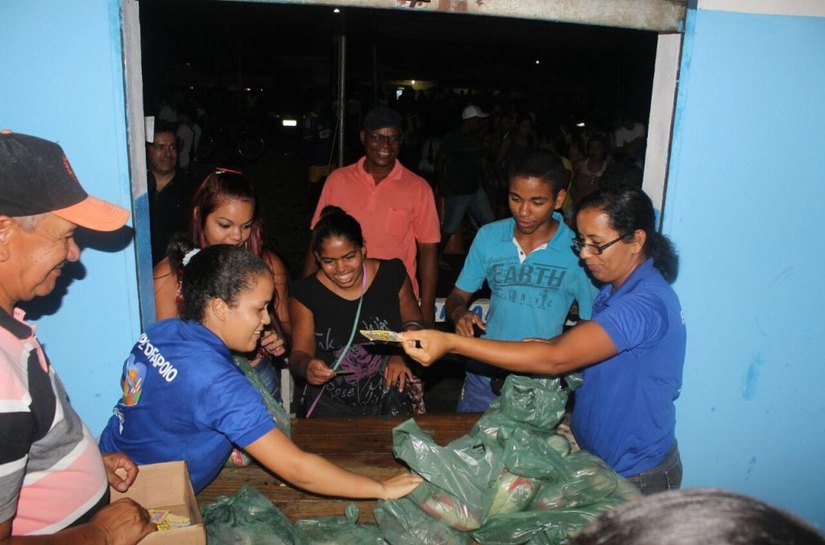 Prefeitura de Campo Alegre doa peixe, arroz e leite de coco para a população