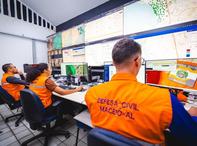 Defesa Civil de Maceió reforça equipes e monitoramento com previsão de chuvas para esta sexta
