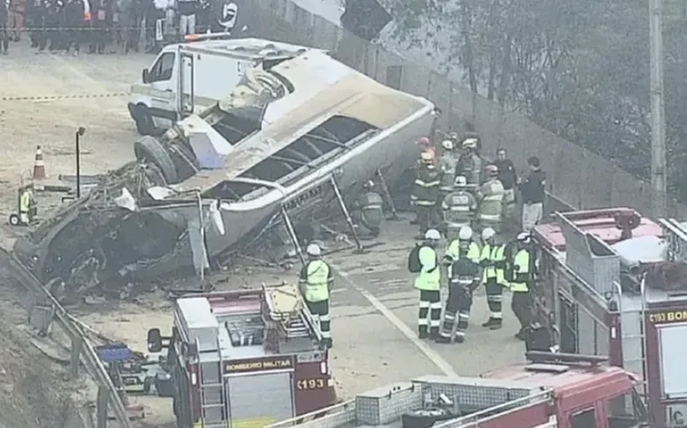 Acidente com ônibus que transportava torcedores do Corinthians deixa sete mortos em Minas