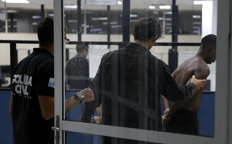 Polícia aumenta para 120 o número de armas apreendidas em megaoperação; valor do arsenal ultrapassa R$ 12 milhões