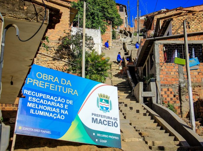 Prefeitura executa obras em grotas de Maceió