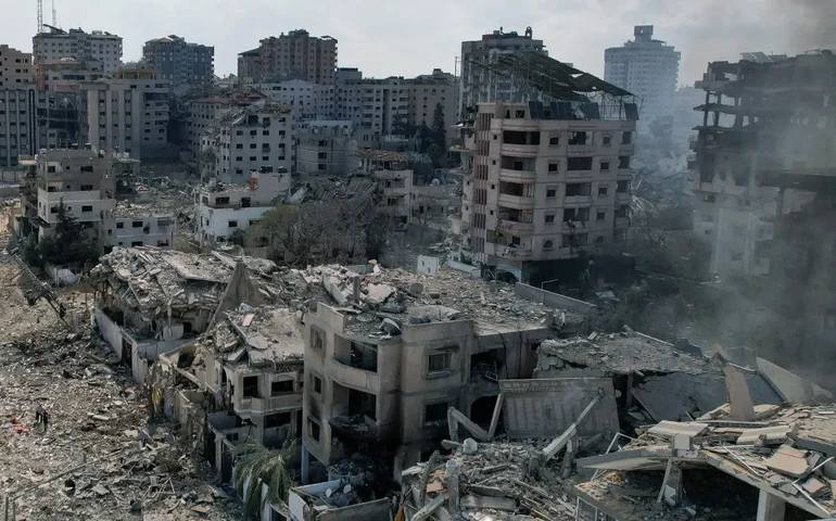 Israel ataca escola na Faixa de Gaza e mata ao menos 32 pessoas