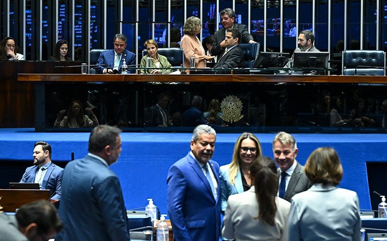 Senado adia votação de projeto contra discurso de ódio a mulheres na internet