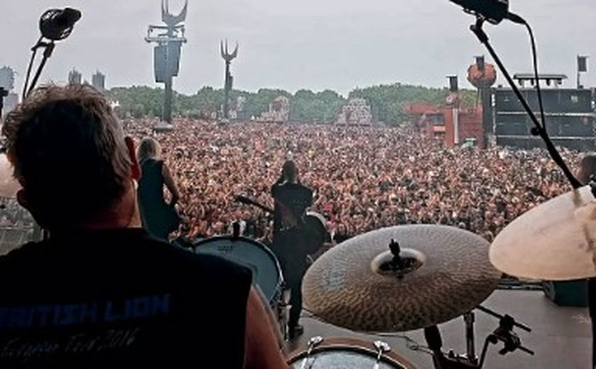 Quem é Simon Dawson, que assume bateria do Iron Maiden após último show de Nicko McBrain em SP?