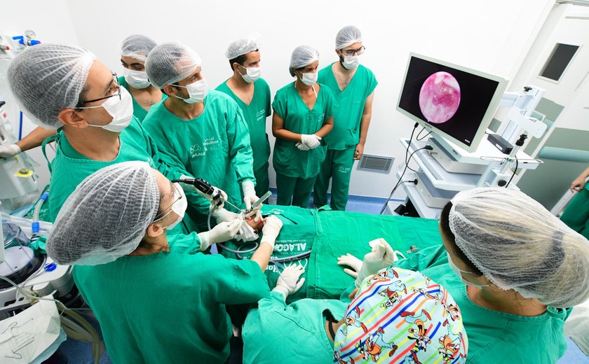 Bebê de dois meses supera cirurgia respiratória e encanta equipe médica