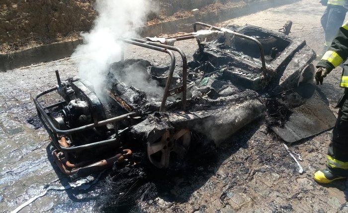 Veículo pegou fogo e mobilizou equipes no Litoral Norte