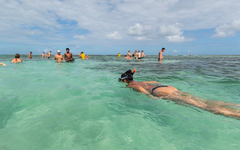 Alagoas estampa capa de revista de bordo da TAP em dezembro