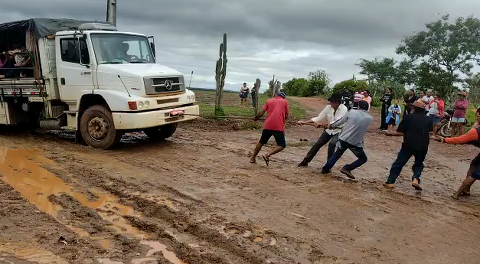 Fortes chuvas causam atolamento de veículos e animais no Alto Sertão de Sergipe / Foto: Foto: Portal A8SE/Reprodução
