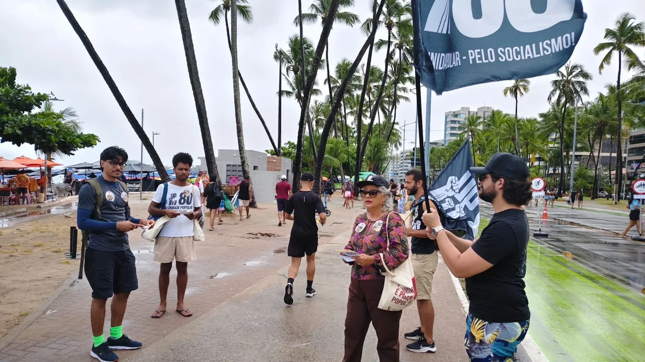 Lenilda Luna realiza panfletagem na orla de Ponta Verde e defende o fim do domínio das oligarquias em Alagoas