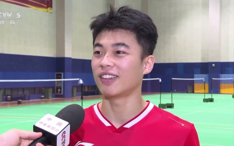 Jogador chinês de badminton morre aos 17 anos após desmaiar na quadra