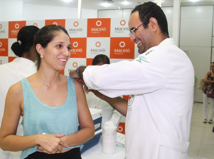 H1N1: vacinação é retomada em postos volantes nesta segunda