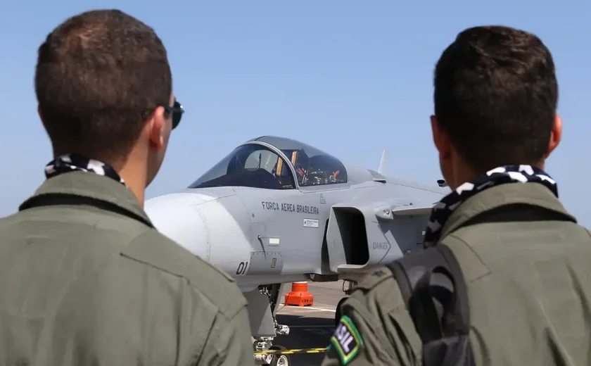 Aeronaves dos EUA desfilam durante exposição em Miami