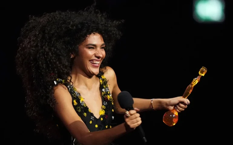 Olivia Dean ganha 4 Brit Awards, levando artista do ano e música do ano