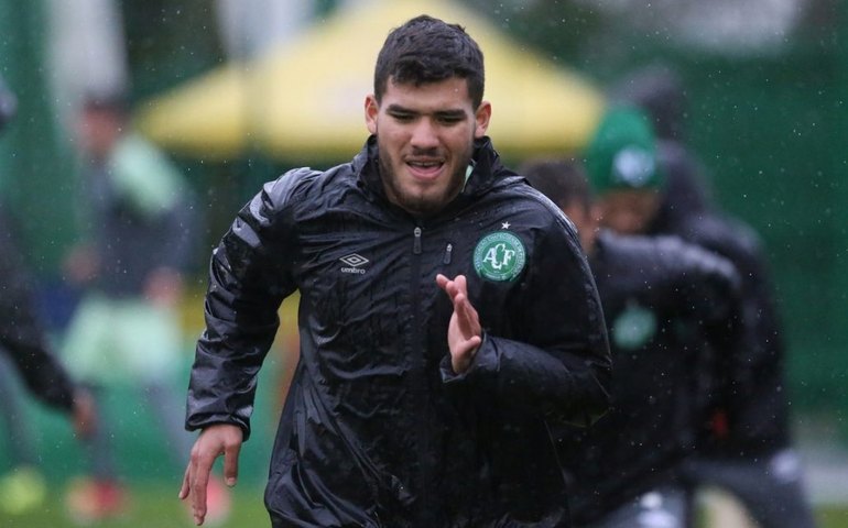 Atacante da Chapecoense se desculpa após ‘momento de fúria’ em jogo contra Inter