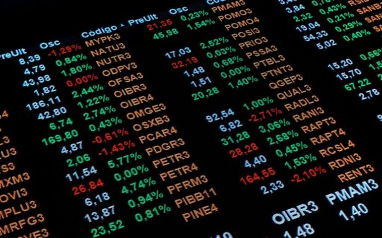 Ibovespa sobe com NY e setor metálico, enquanto Petrobras pesa por risco político