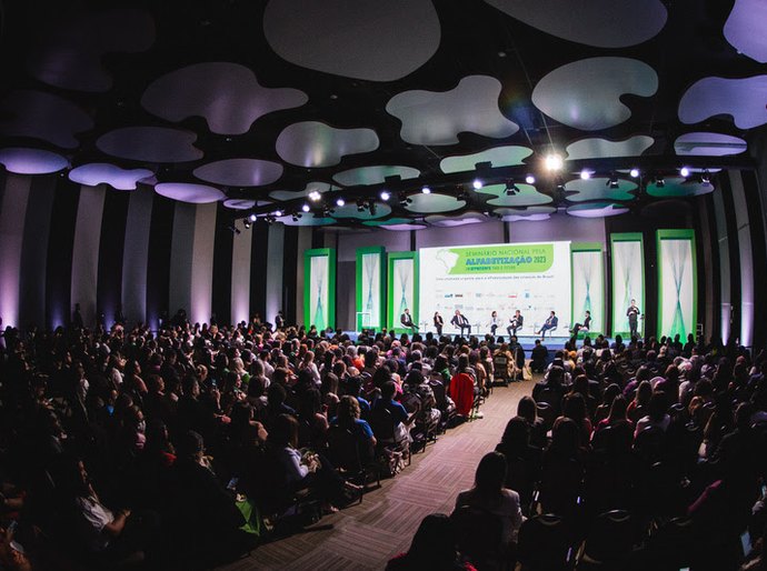 Seminário reúne especialistas para debater os caminhos da alfabetização no Brasil
