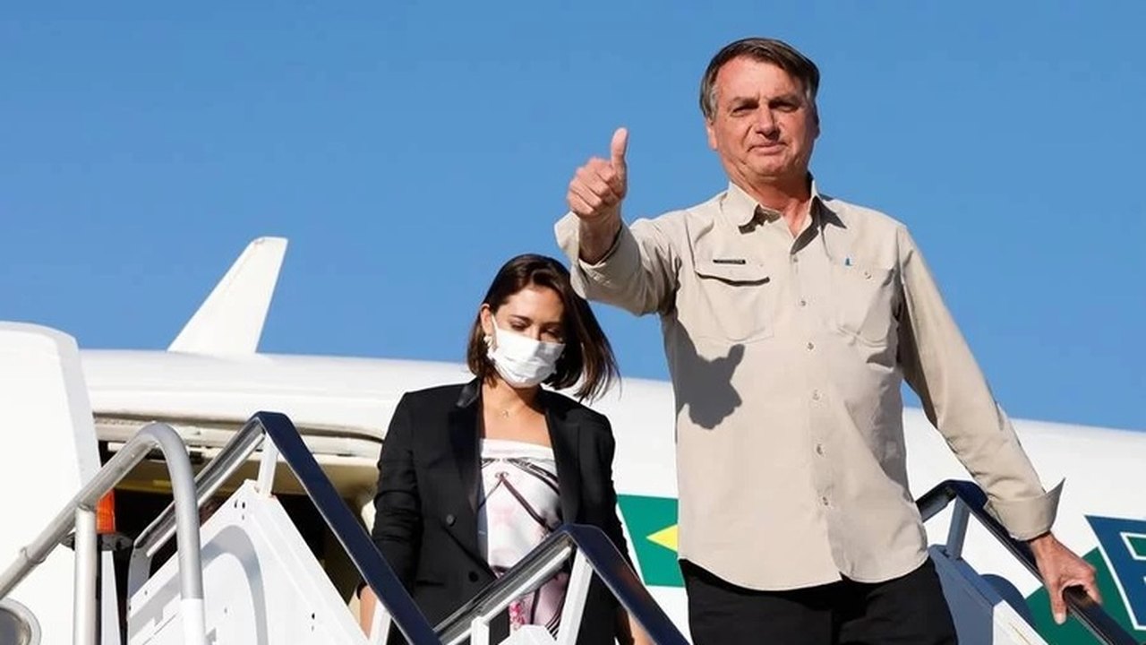 Avião de Bolsonaro decola rumo a Orlando, nos Estados Unidos