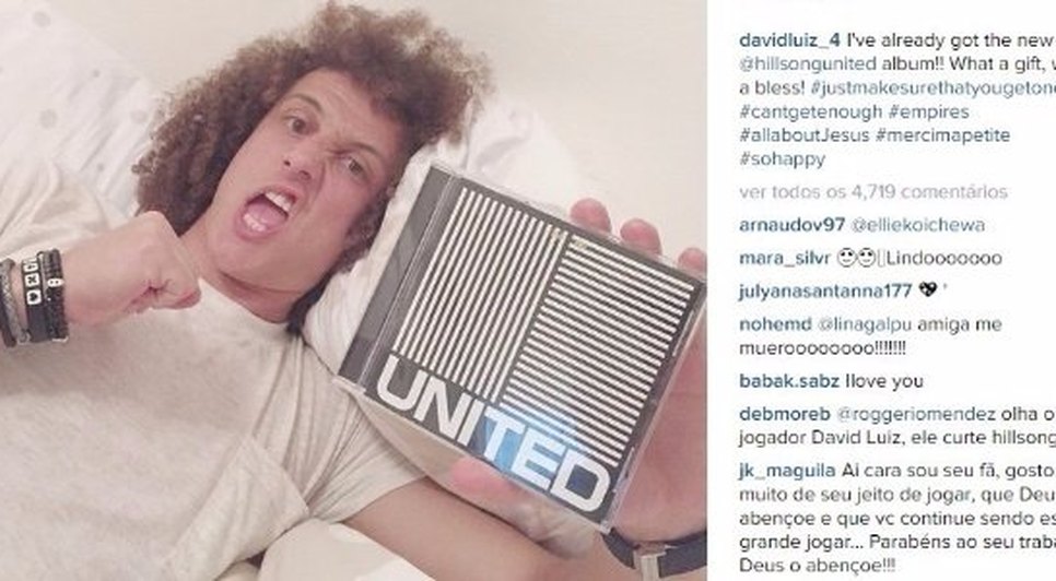David Luiz posa com um exemplar de 'Empires', o novo cd da banda United. foto: Instagram 