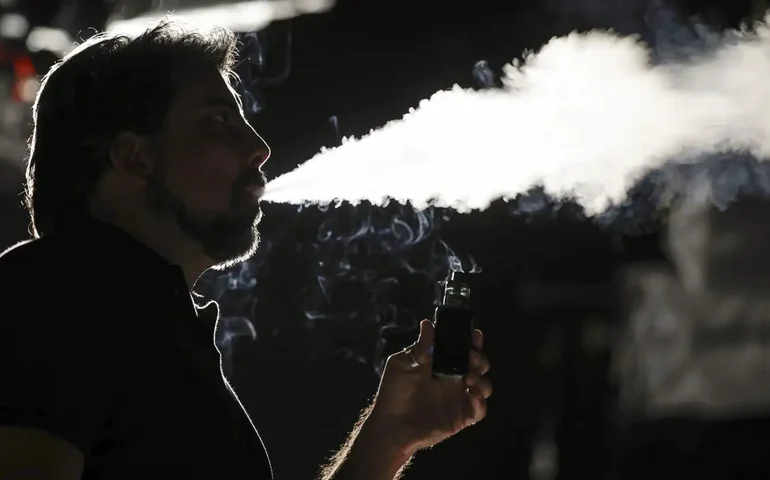 STF suspende julgamento sobre venda de cigarros saborizados