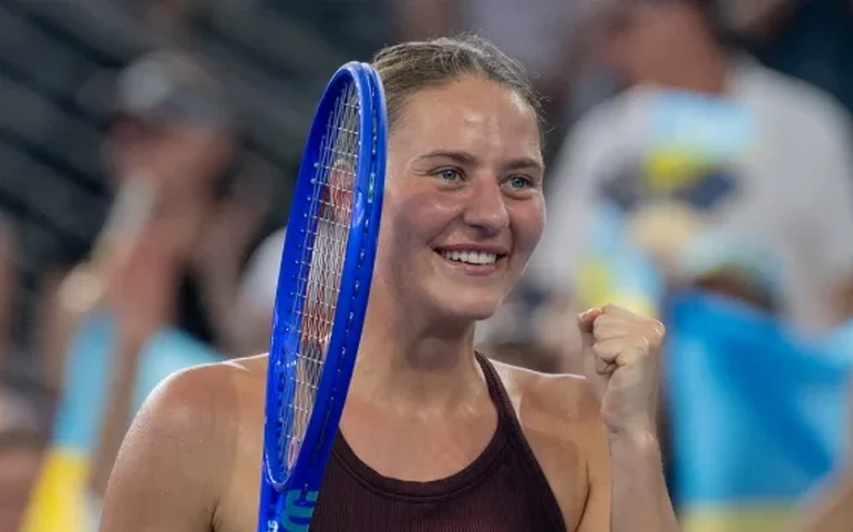 Kostyuk ignora Sabalenka após final em Brisbane: 'Minha irmã dorme com 3 cobertores na Ucrânia'