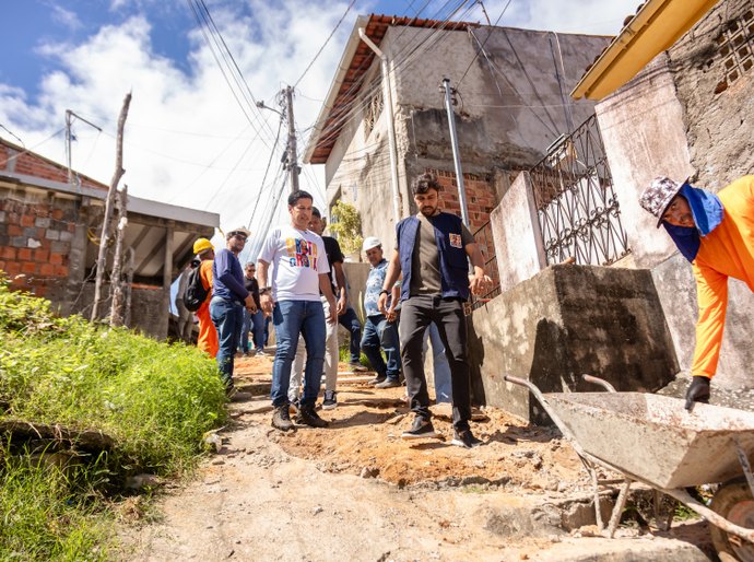 Vice-prefeito e titular da Seminfra visita construção de escadaria no São Jorge
