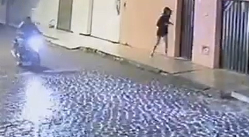 Adolescente é perseguida por motociclista a caminho de casa em Poço Verde; VÍDEO