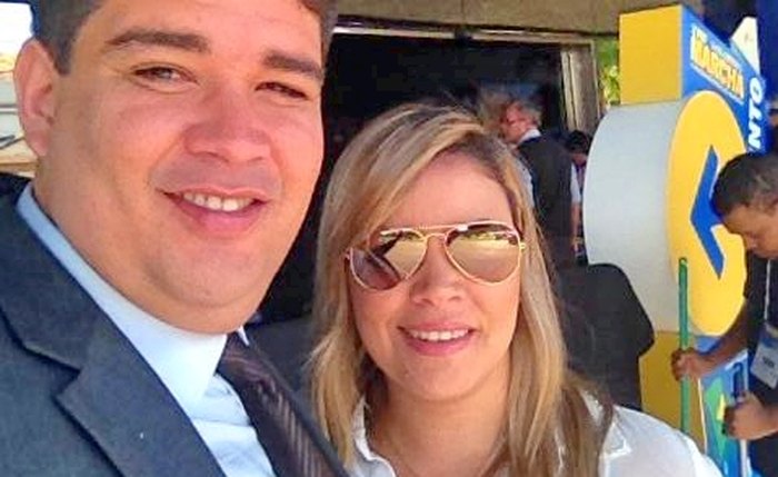 Newberto das Neves com a esposa, Karol / Foto do Facebook