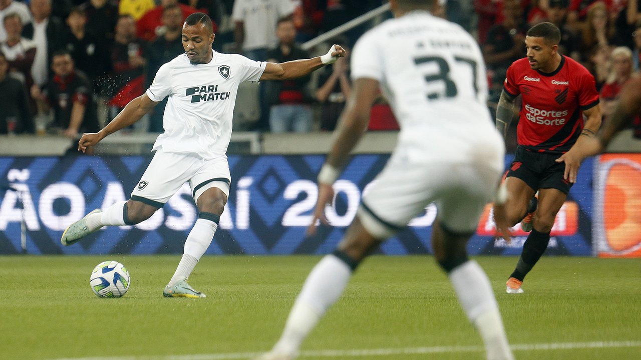 Athletico-PR derrota América-MG e continua na briga por uma vaga no G-4 do Brasileirão