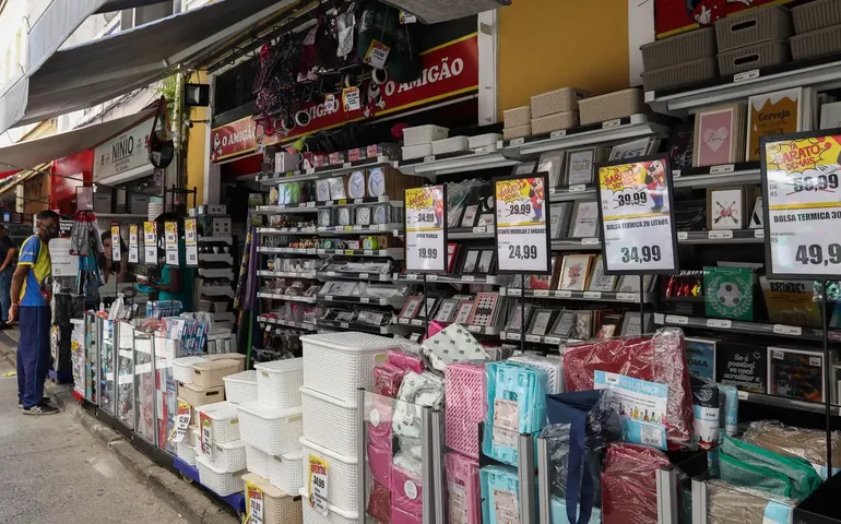 Com queda nas vendas de hiper e supermercados, comércio recua 1% em junho