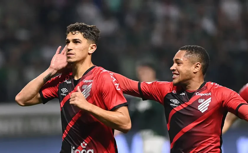 Torcedores do Athletico-PR protestam contra má fase do time em frente ao CT do Caju