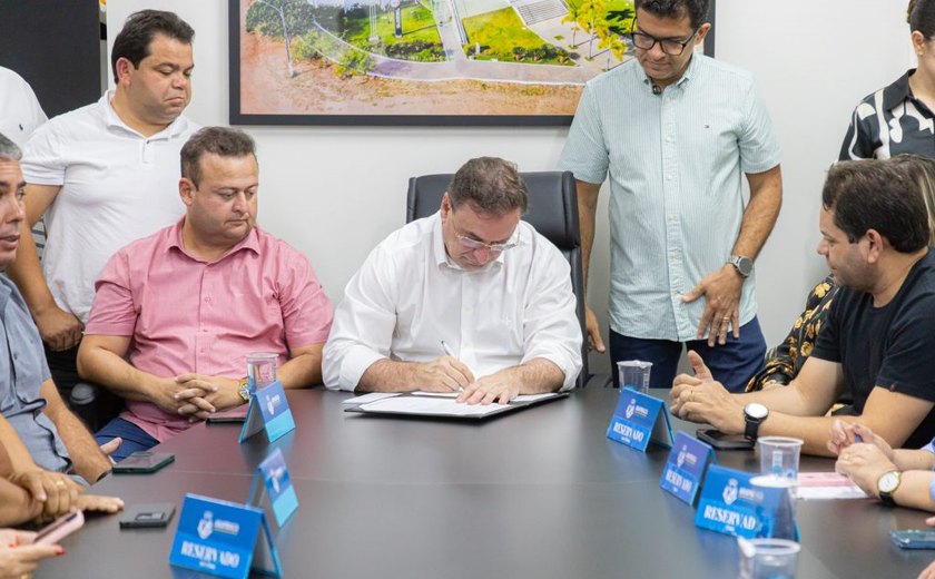 Prefeito Luciano Barbosa autoriza pavimentação de mais dez ruas em Arapiraca e a construção de duas novas creches