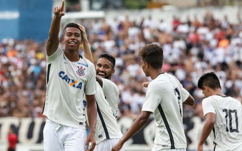 Corinthians amplia contrato de Gustavo Mosquito até o meio de 2026