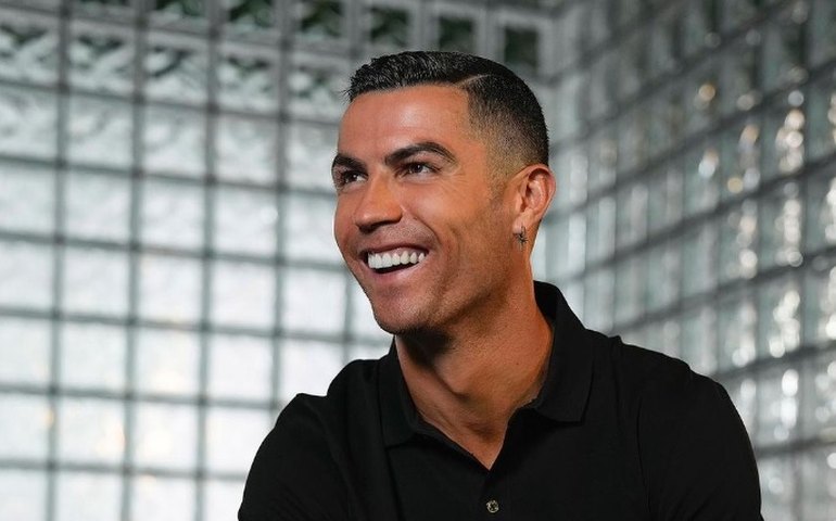 Foto de Cristiano Ronaldo com pintora gera pedido de condenação por adultério no Irã